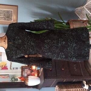 Lark & Ro Black and Green Leopard Print Long Sleeve Midi Dress